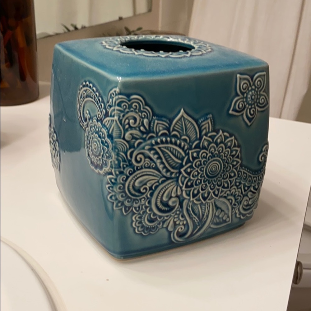 Tissue box